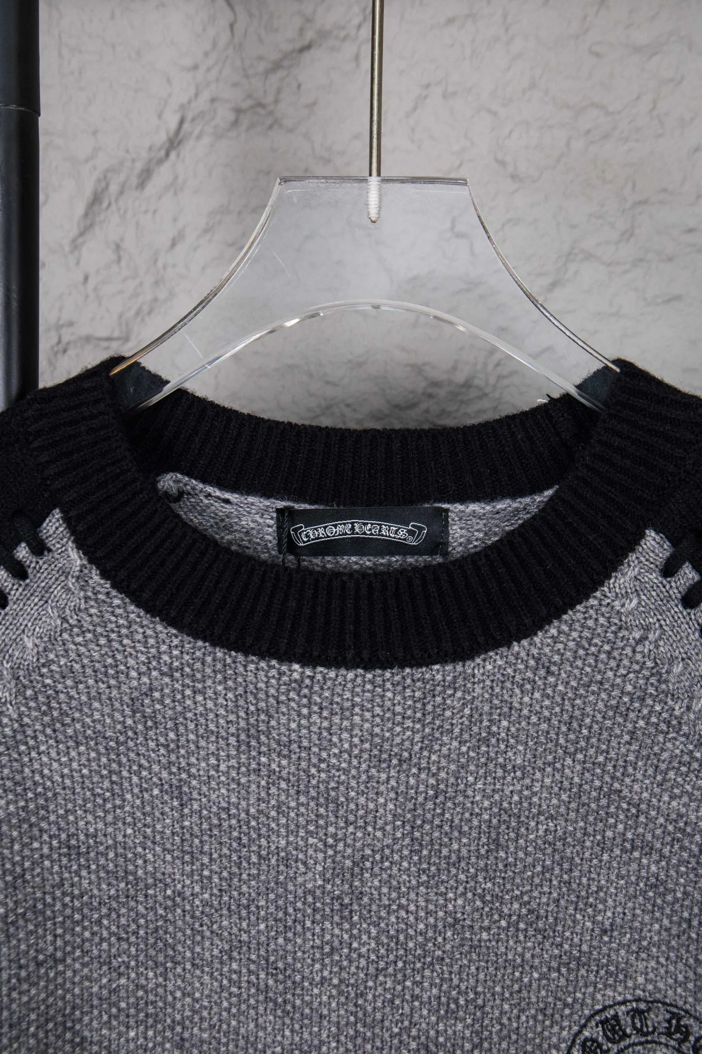 P290 ChromeHearts popular Chrome Hearts CH Sanskrit horseshoe cross embroidery pullover round neck raglan sleeve sweater. Contrast color splicing raglan round neck knitted sweater, unique knitting texture, soft and skin-friendly, classic pattern embroidery on the front and back. Retro chic. The contrasting color raglan sleeve design and the thick stitching craftsmanship at the joints make it look great when worn alone or layered! The fit is loose and slimming! Fashionable patchwork colored sweater, colorfully intertwined, with clear layers, warm and slimming. Whether worn alone or layered, you can easily control various styles and show your personal charm. The raglan sleeves are shoulder-width in contrasting colors and have ultra-detailed embroidery on the front and back, giving it a casual street feel. It looks great when worn alone! The sleeves are designed with contrasting colors and seams, and the round neck style reveals the neck and flatters the face shape! Wool blend knitted fabric, soft, comfortable and warm to the touch. Contrasting color design➕Loose fit, not flattering on your body shape and slimming, not to mention how easy it is to wear! Basic, versatile and fashionable classic! Black and white are versatile! Black and gray high-end! Couples get involved!  Color: black and white/black gray Size: S~M~L